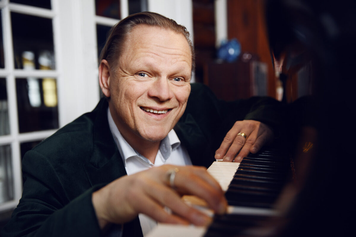 Sigurd Barrett ved klaveret